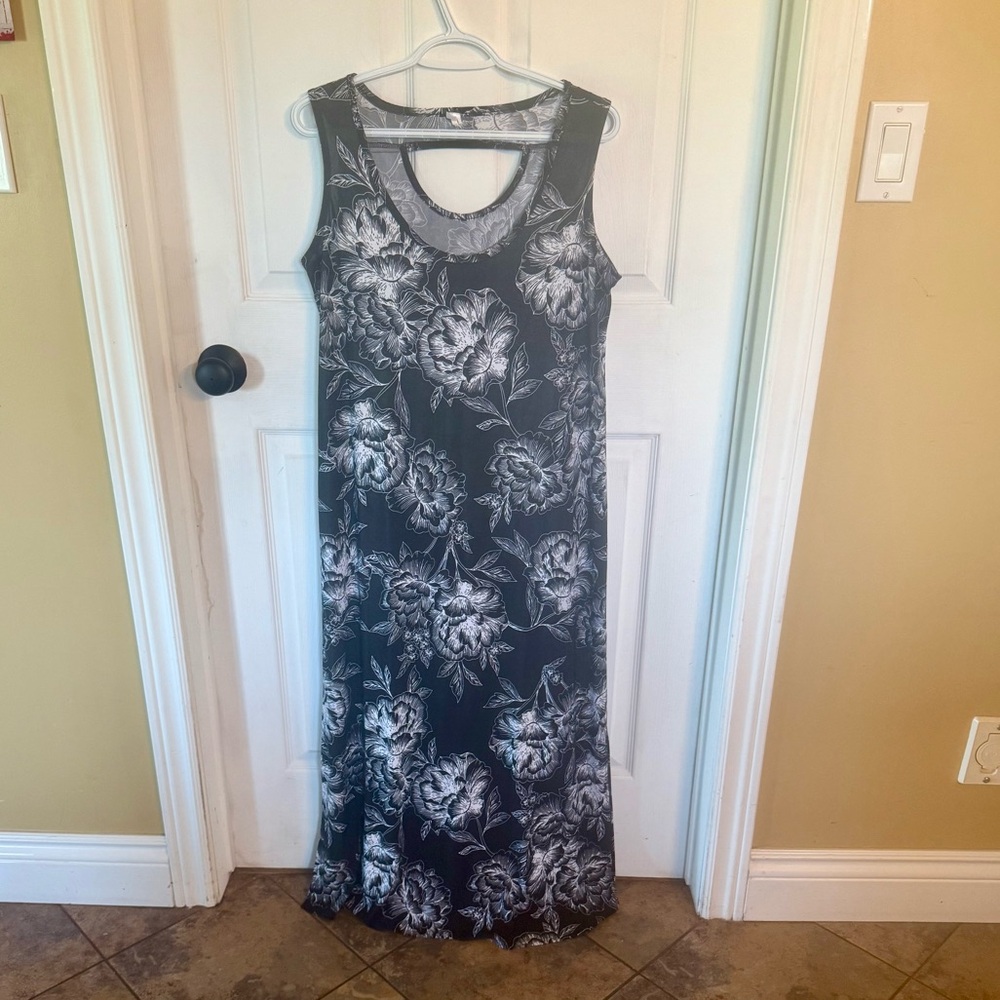 👗🖤Elegant Summer Dress with Cut Out Back and Side Slits🖤👗